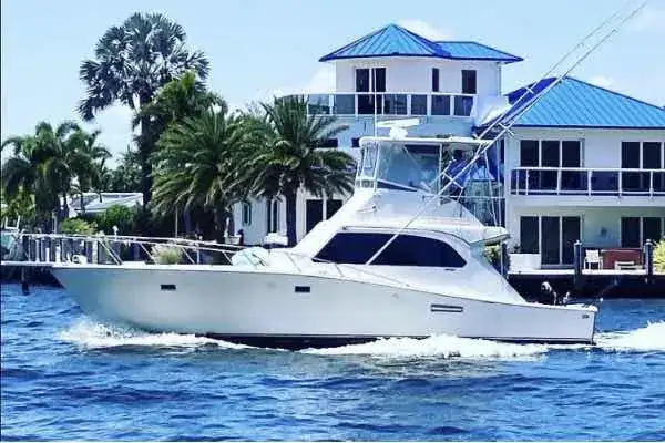 Sportfishing charter boat Don't Panic running offshore from Hillsboro Inlet on a full-day fishing trip